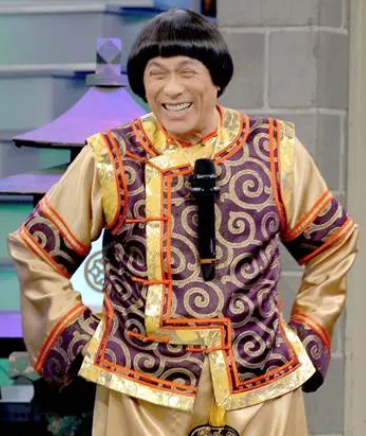 豬哥亮把手握麥克風放在胸前